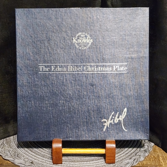 Christmas Collectors Plate- The Flight Into Egypt- Edna Hibel - Picture 5 of 5